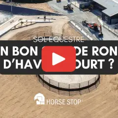 Vue aérienne d'une carrière équestre avec un sol en sable. Le texte "SOL EQUESTRE" et "UN BON D'HAVOURT ?" est superposé.