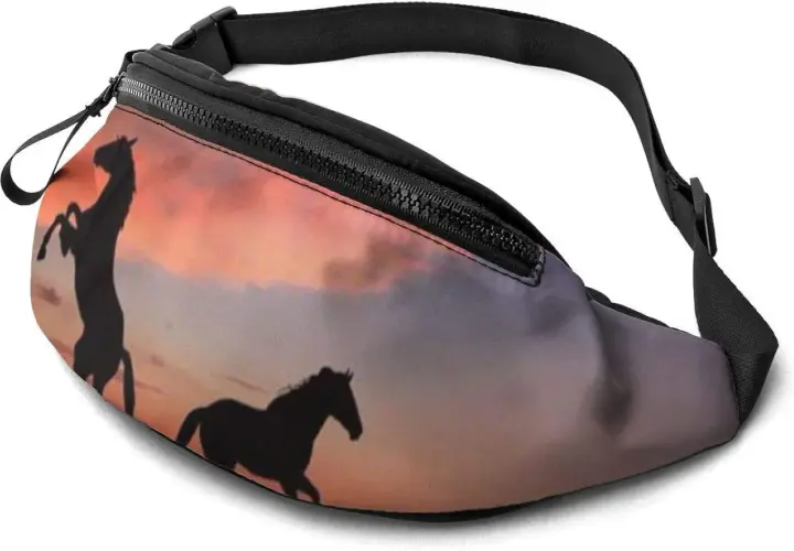 Banane avec un motif de chevaux sauvages galopant au coucher du soleil.