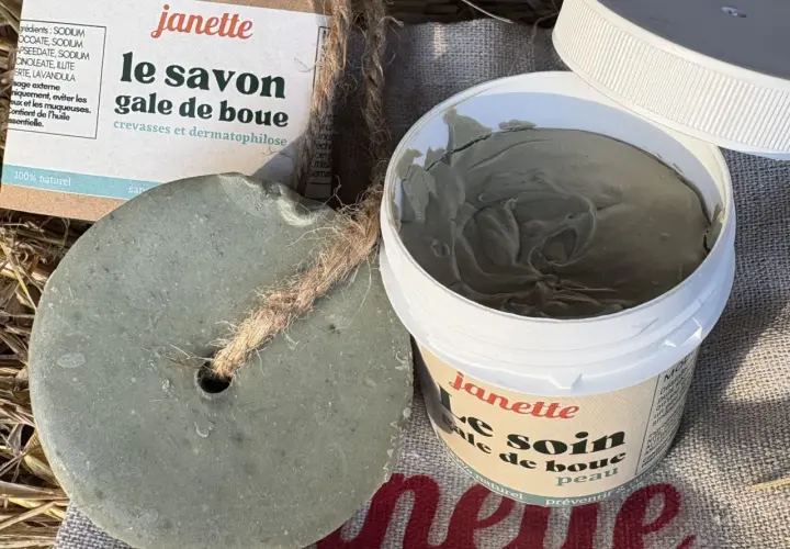 Savon et soin de boue Janette pour crevasses. Le soin de boue, texture onctueuse, promet une peau apaisée.