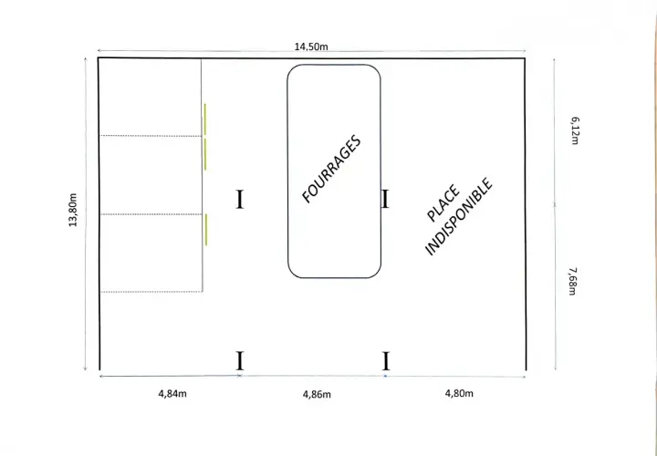 Plan d'un box cheval avec dimensions. Le box comprend une zone de fourrage et une place indisponible.