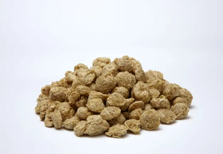Un tas de maïs extrudé, croustillant et doré, prêt à être dégusté.