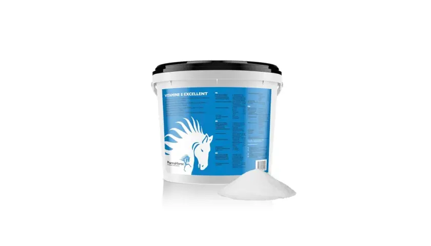 Seau de vitamine E excellent pour chevaux, contenant vitamine e selenium, avec une poudre blanche à côté.