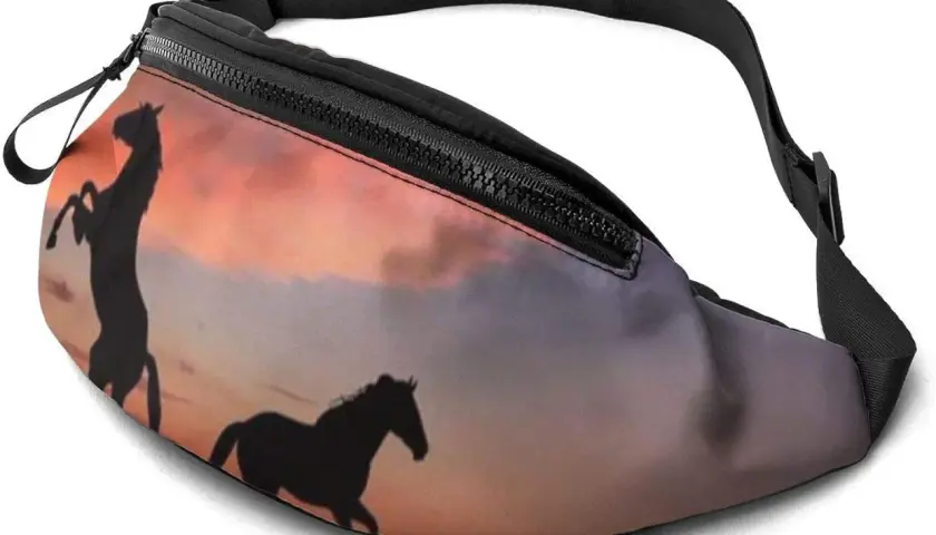 Banane avec un motif de chevaux sauvages galopant au coucher du soleil.
