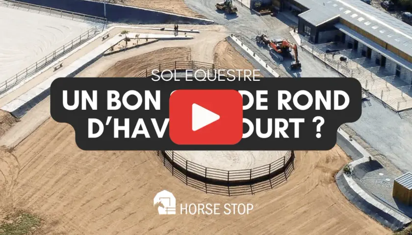 Vue aérienne d'une carrière équestre avec un sol en sable. Le texte "SOL EQUESTRE" et "UN BON D'HAVOURT ?" est superposé.