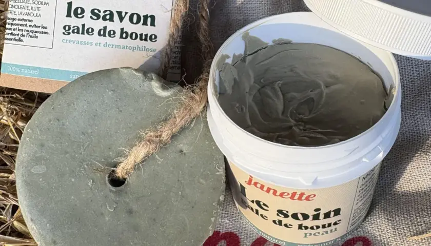 Savon et soin de boue Janette pour crevasses. Le soin de boue, texture onctueuse, promet une peau apaisée.