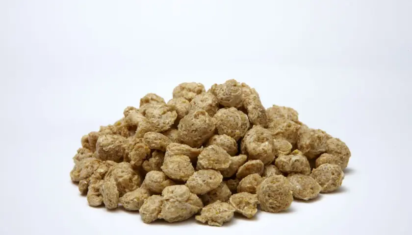 Un tas de maïs extrudé, croustillant et doré, prêt à être dégusté.