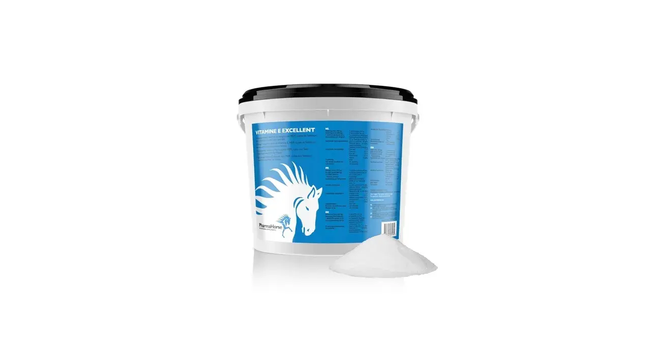 Seau de vitamine E excellent pour chevaux, contenant vitamine e selenium, avec une poudre blanche à côté.