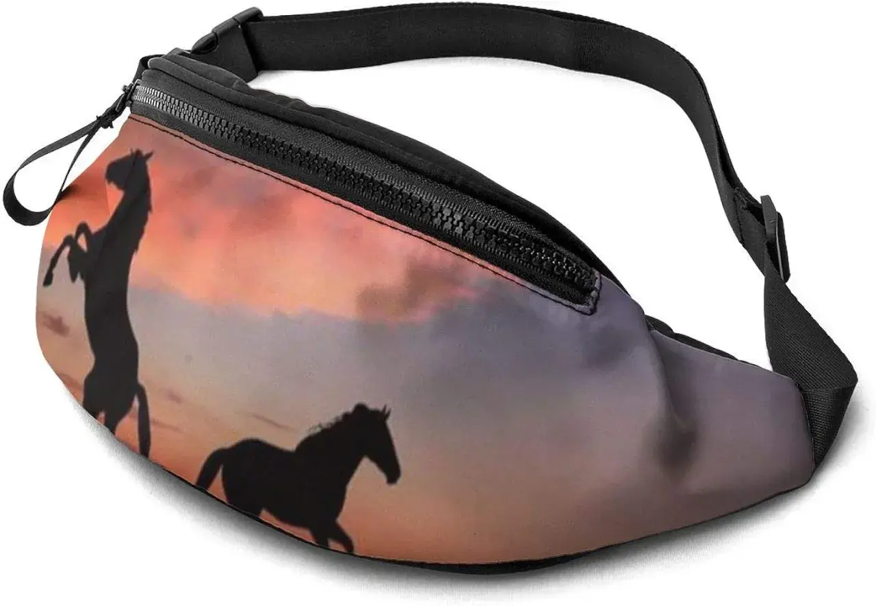 Banane avec un motif de chevaux sauvages galopant au coucher du soleil.