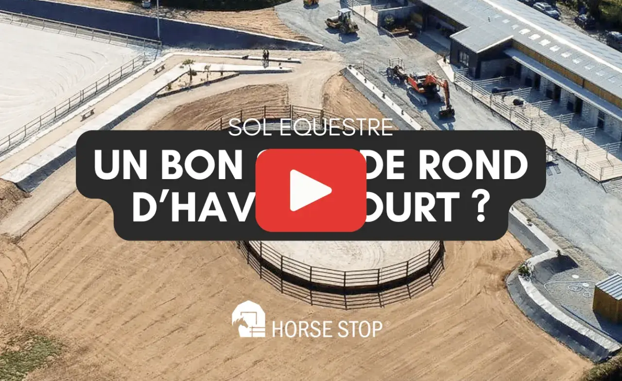 Vue aérienne d'une carrière équestre avec un sol en sable. Le texte "SOL EQUESTRE" et "UN BON D'HAVOURT ?" est superposé.
