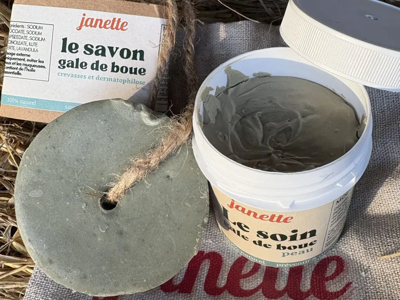 Savon et soin de boue Janette pour crevasses. Le soin de boue, texture onctueuse, promet une peau apaisée.