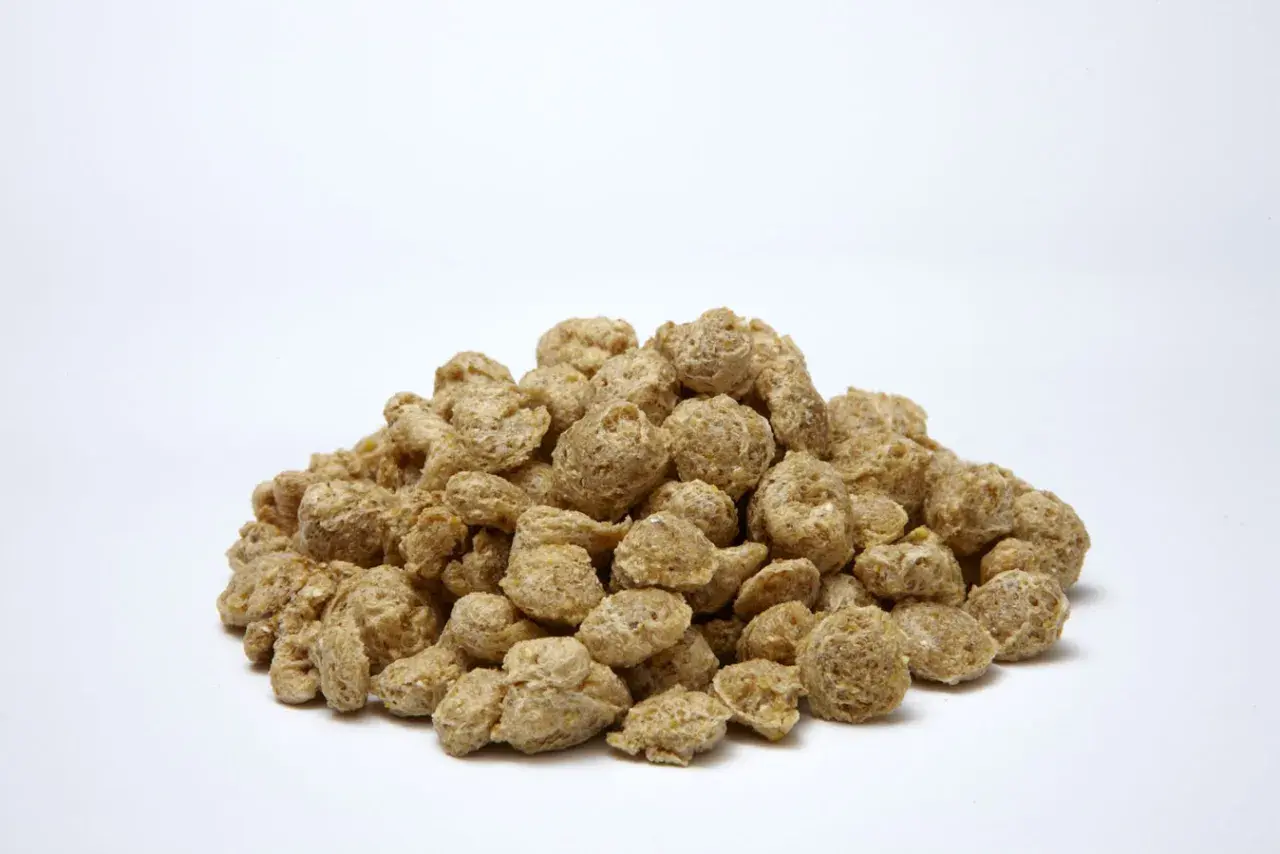 Un tas de maïs extrudé, croustillant et doré, prêt à être dégusté.