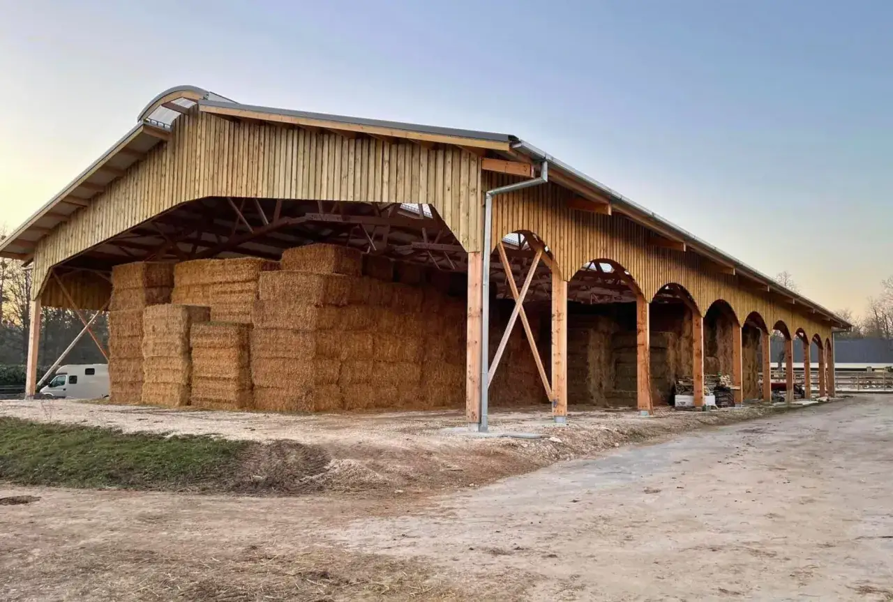Grande grange en bois abritant un important stockage de foin, pr&ecirc;t pour l'hiver.